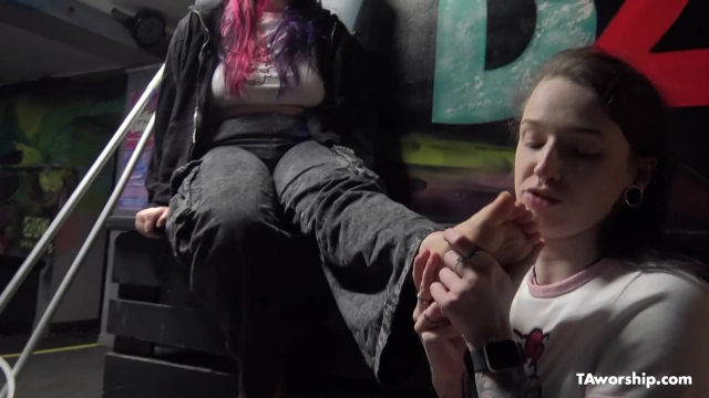 Sammie worships the feet of Sophie Titties