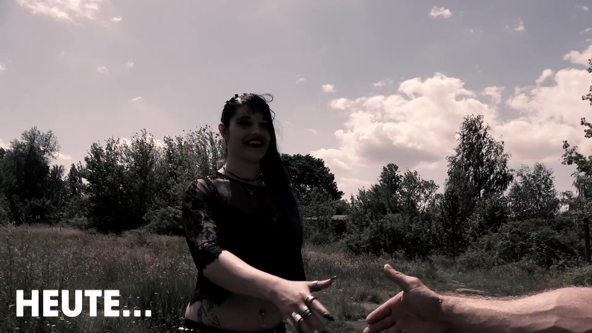 Junge Gothic-Schlampe Doreen auf ehemaligem Flugplatz zerfickt!
