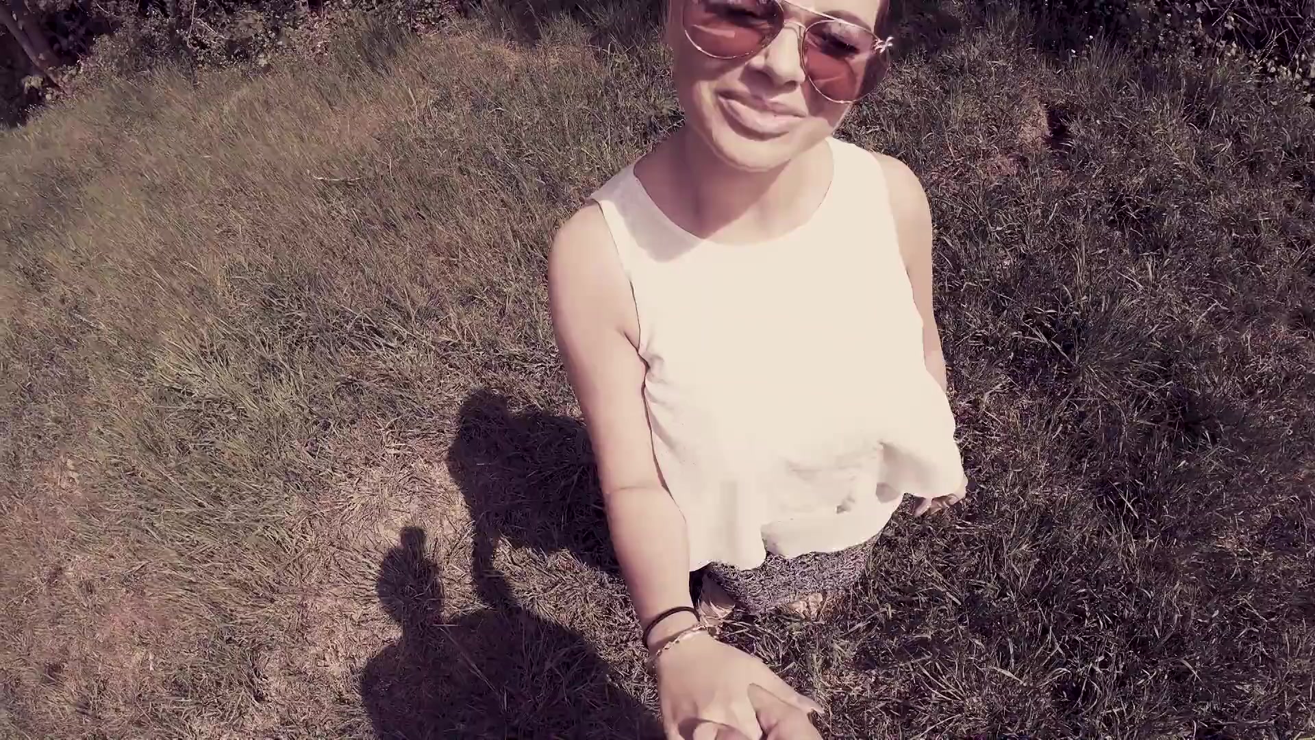 Der MILF-Hunter trifft eine dicktittige MILF und fickt sie schamlos im Park