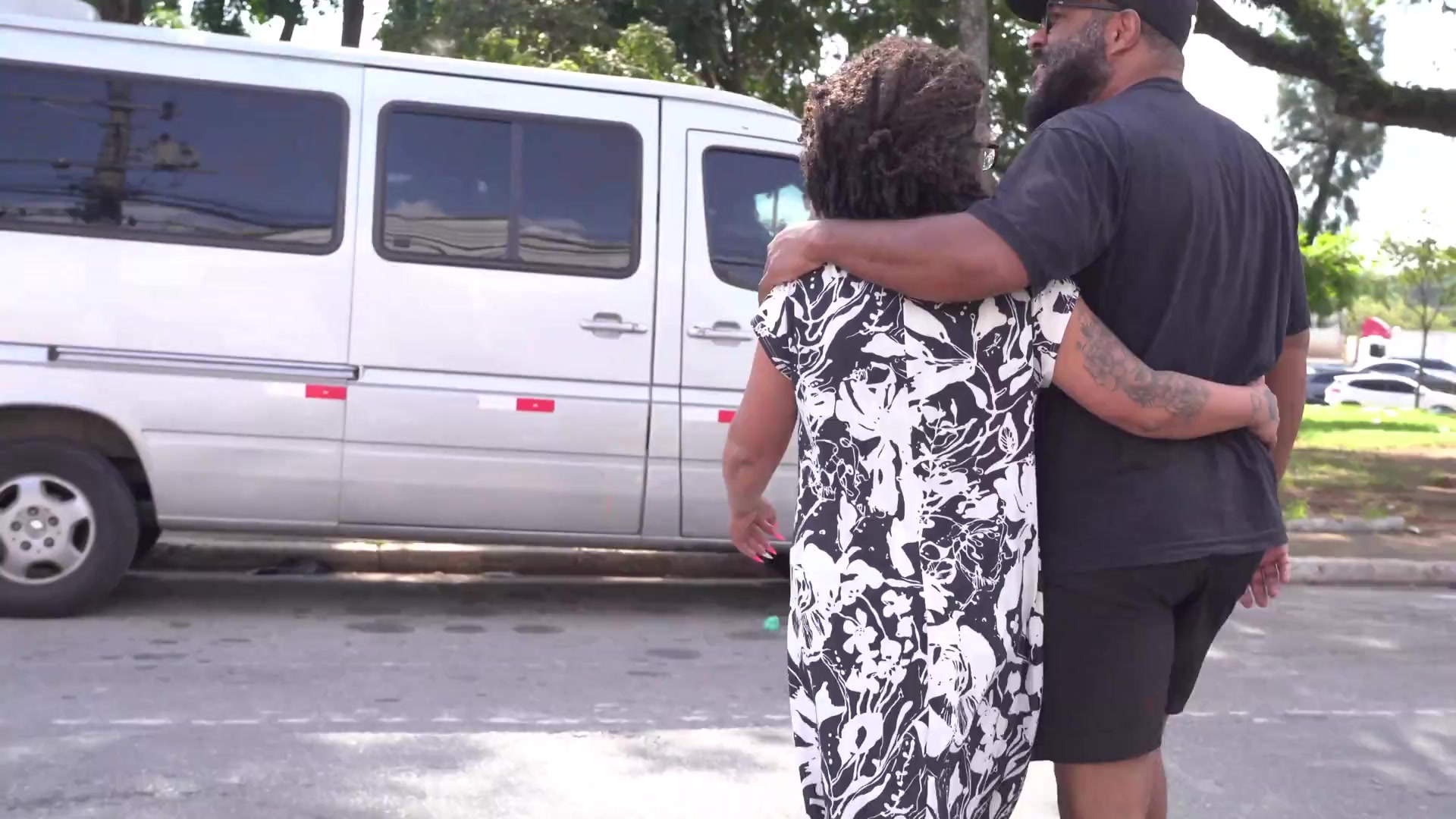 Curvy granny threesome fucked in a moving van