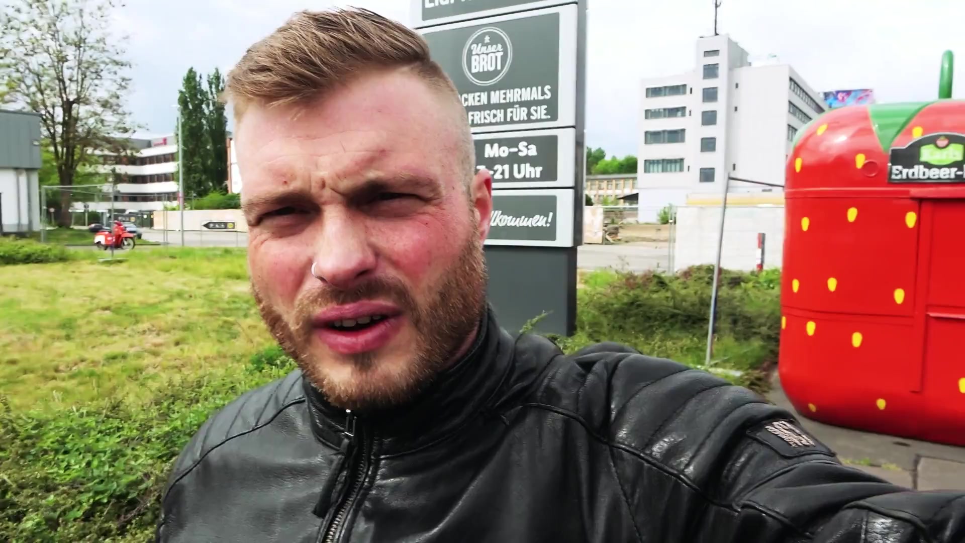 Der MILF-Hunter ist auf der Jagd und knallt eine versaute Gothic-Braut in seiner Bumsbude
