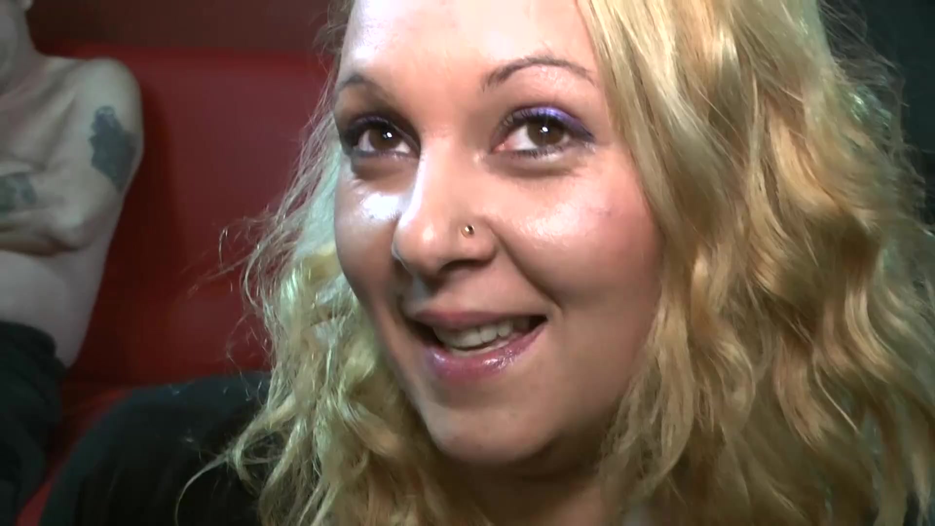 Amateur MILFs take facials