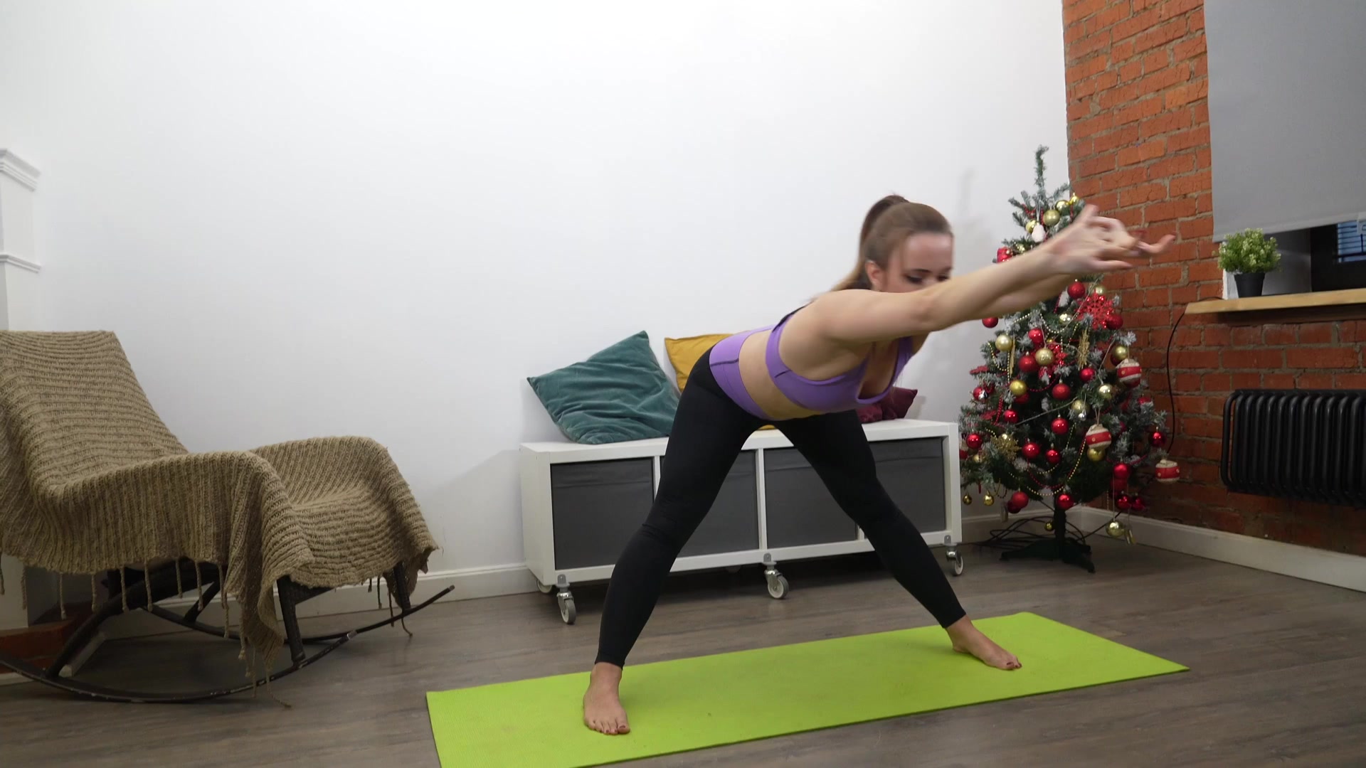 Flexi milf stretching with a anal dildo