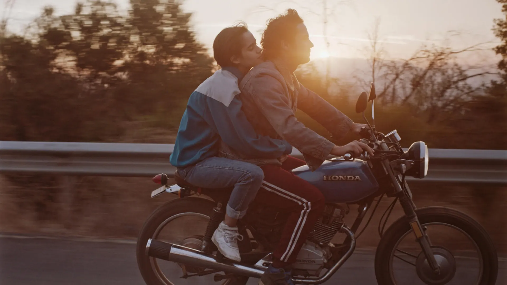 Background image for Tarde para morir joven